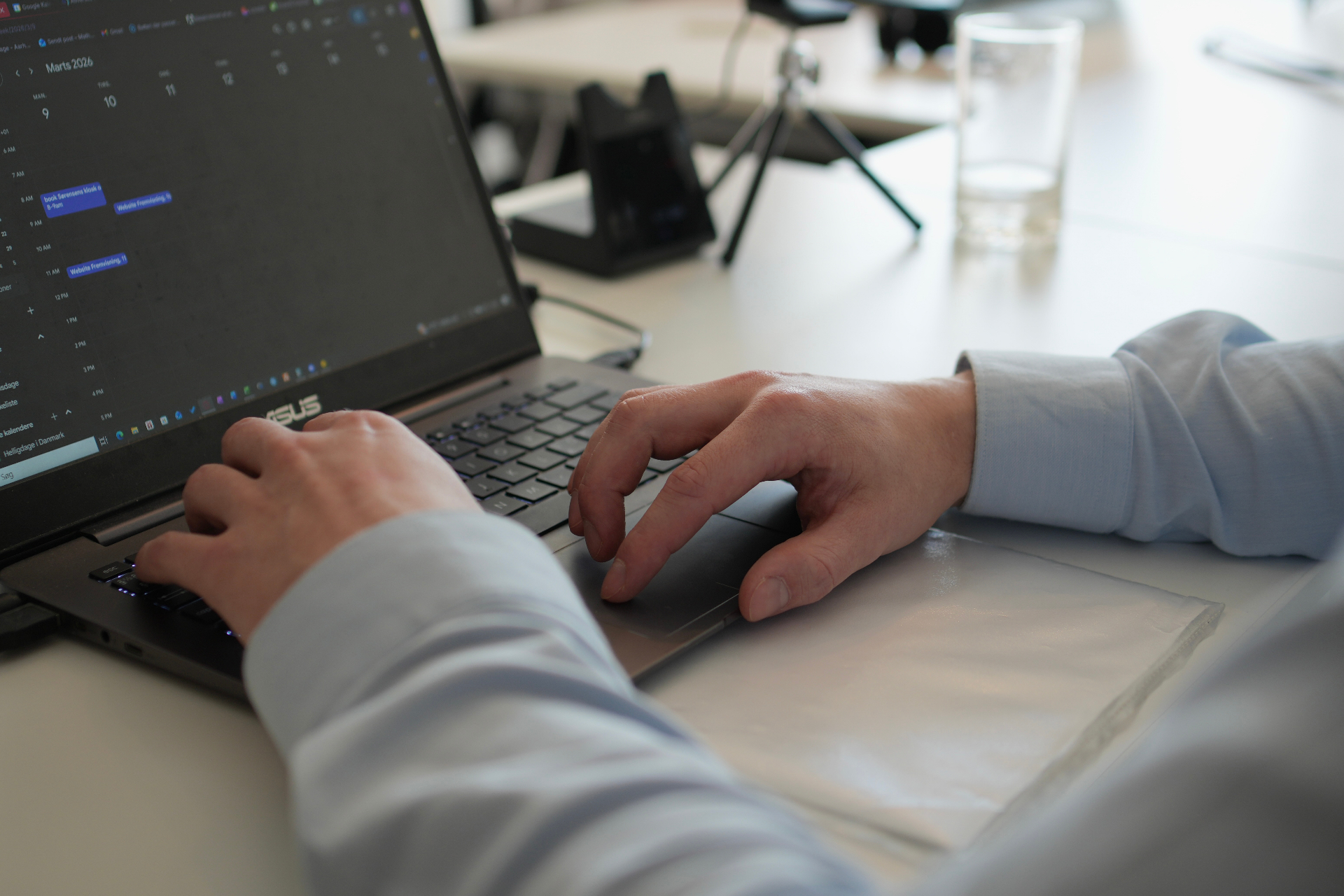 Teamet arbejder på webløsninger på kontoret i Aarhus